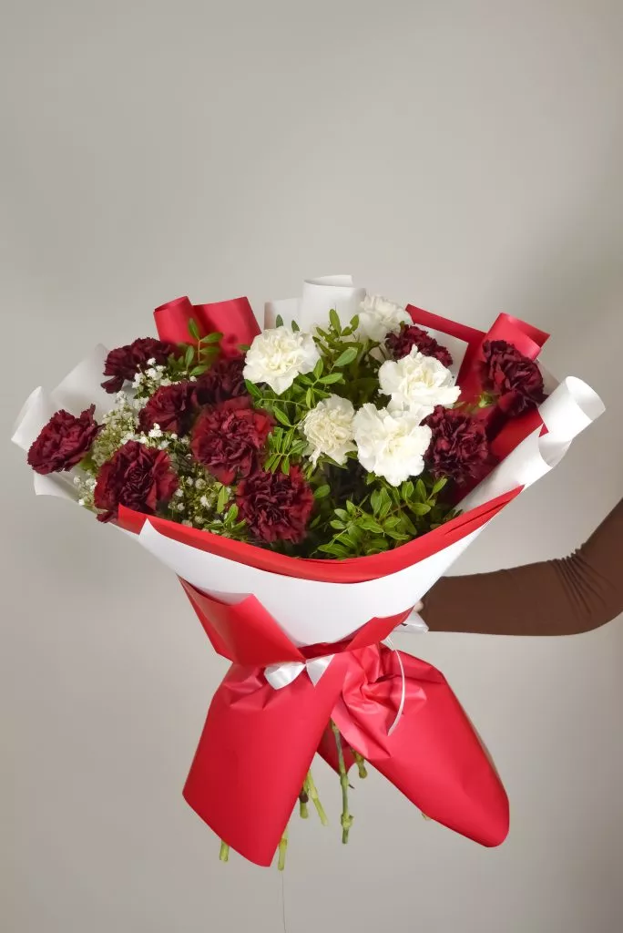 букет из белых и красных гвоздик