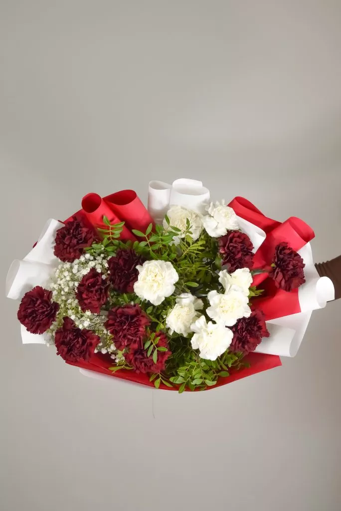 букет из белых и красных гвоздик
