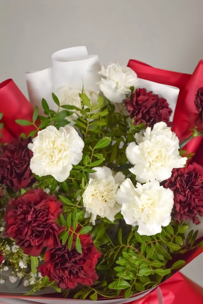 букет из белых и красных гвоздик