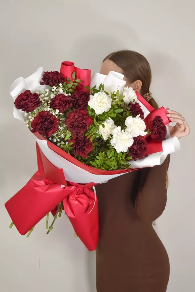 букет из белых и красных гвоздик