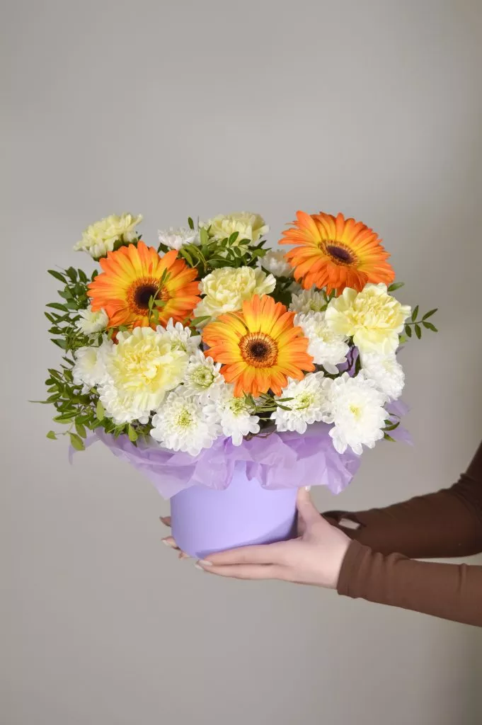 фиолетовая коробка с герберами и гвоздиками