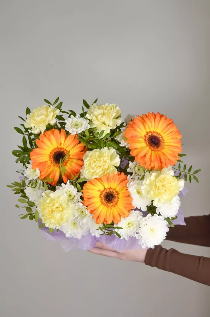 фиолетовая коробка с герберами и гвоздиками