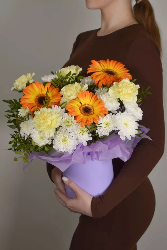 фиолетовая коробка с герберами и гвоздиками