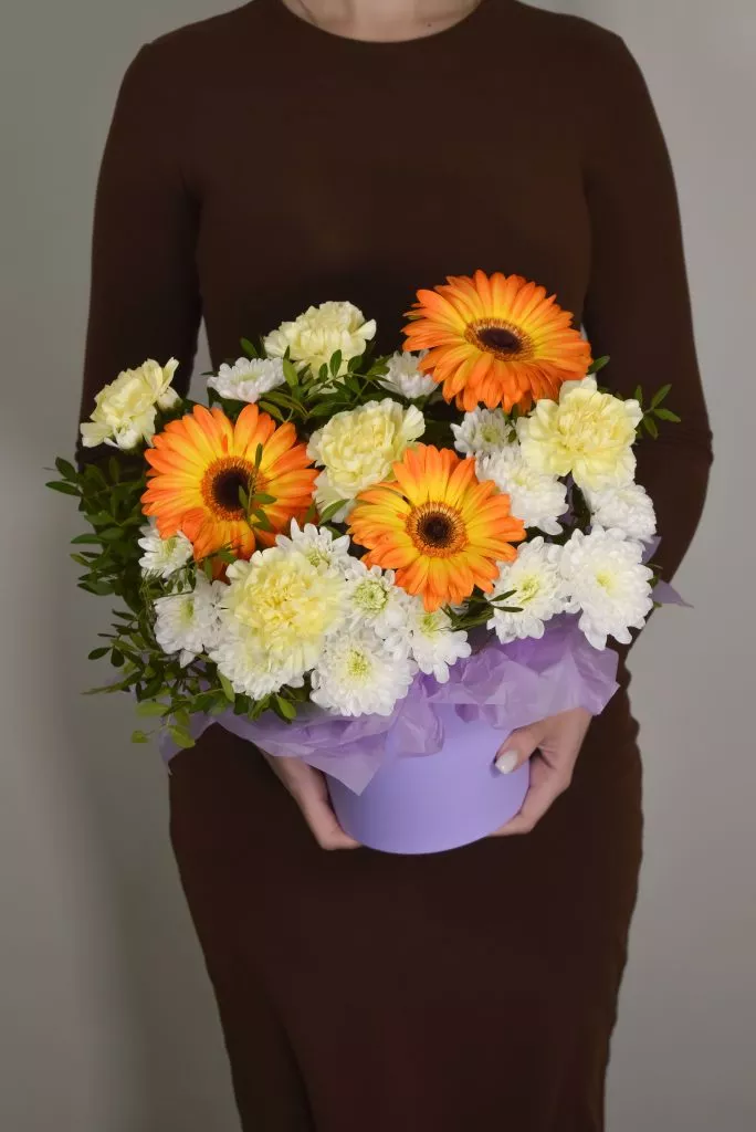 фиолетовая коробка с герберами и гвоздиками