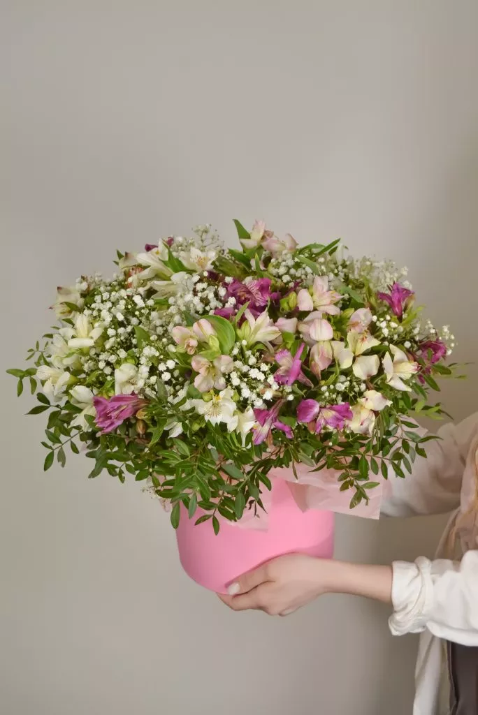 коробка шляпная с альстромериями