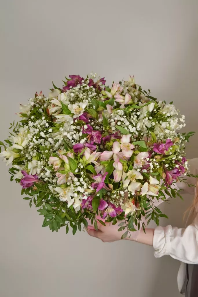 коробка шляпная с альстромериями