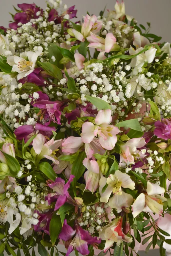 коробка шляпная с альстромериями