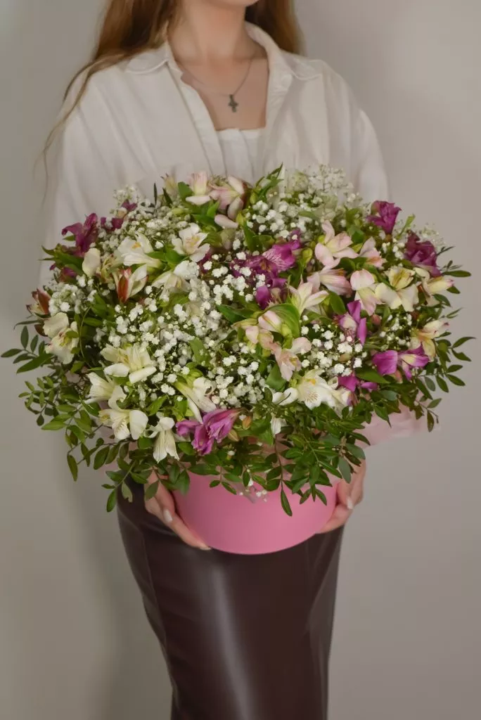 коробка шляпная с альстромериями