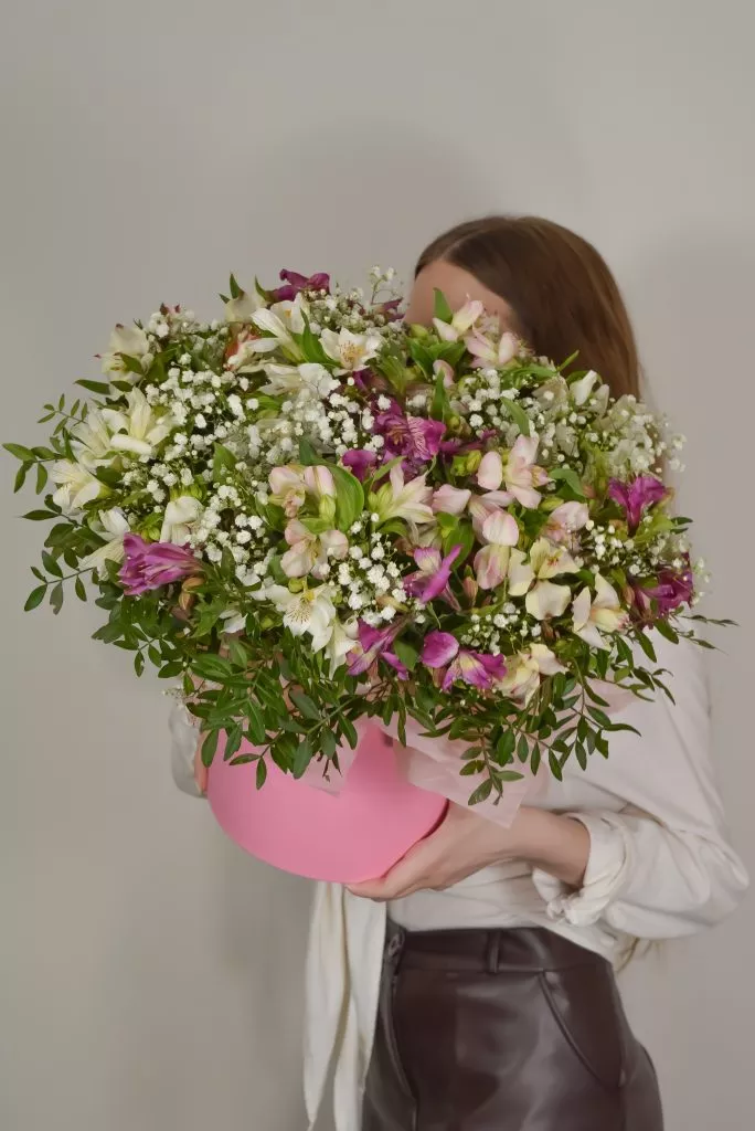 коробка шляпная с альстромериями