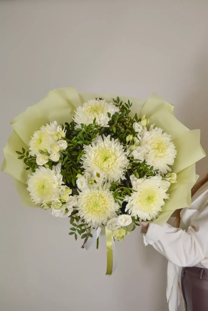 букет с белыми хризантемами и эустомами