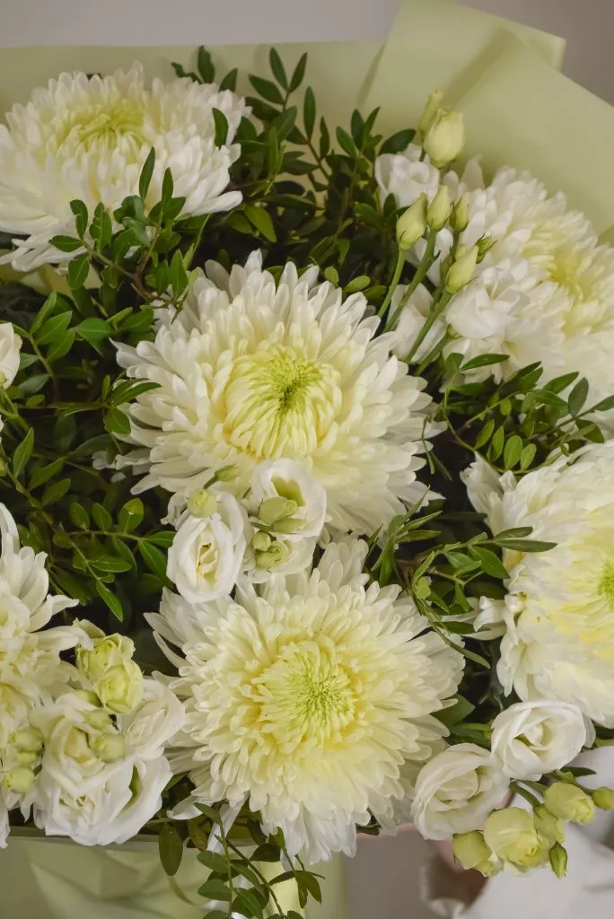 букет с белыми хризантемами и эустомами