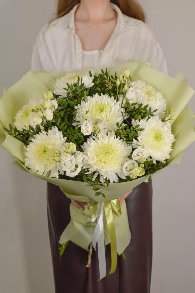 букет с белыми хризантемами и эустомами
