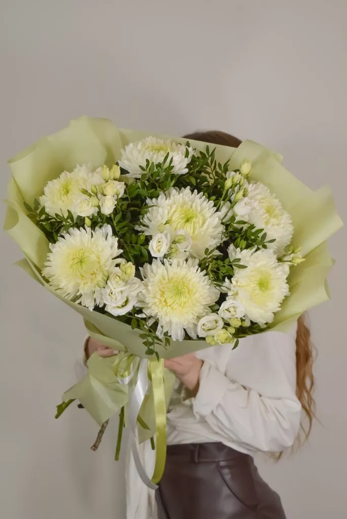 букет с белыми хризантемами и эустомами