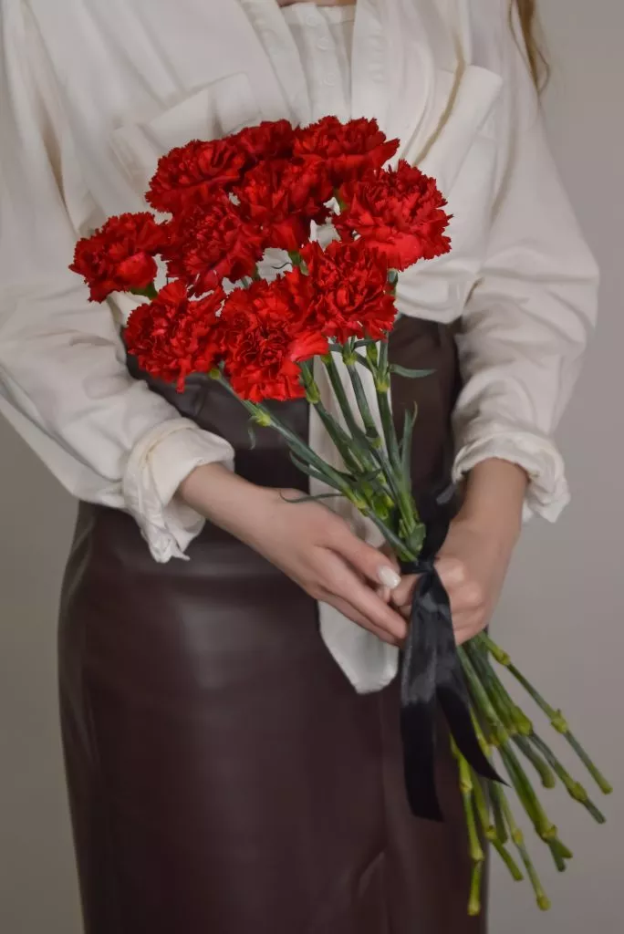 10 красных гвоздик траурные цветы