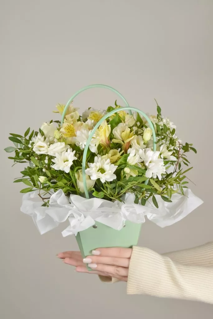 сумочка с цветами альстромерия, хризантемы