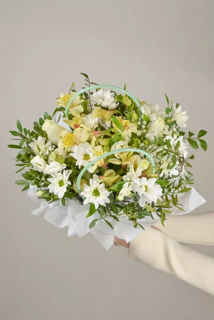 сумочка с цветами альстромерия, хризантемы