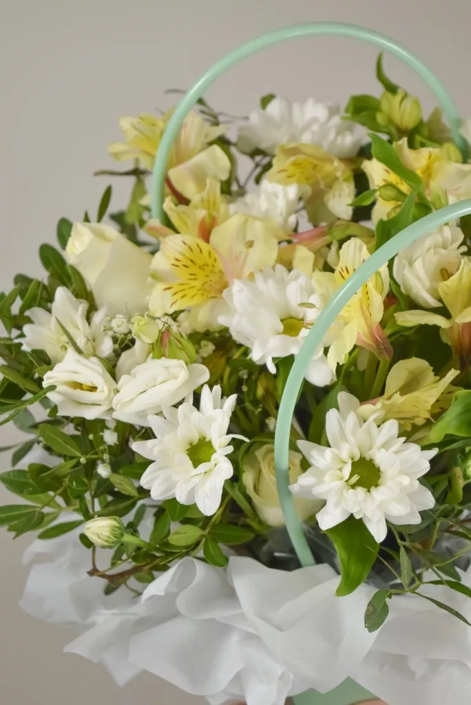 сумочка с цветами альстромерия, хризантемы