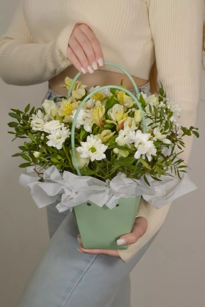 сумочка с цветами альстромерия, хризантемы