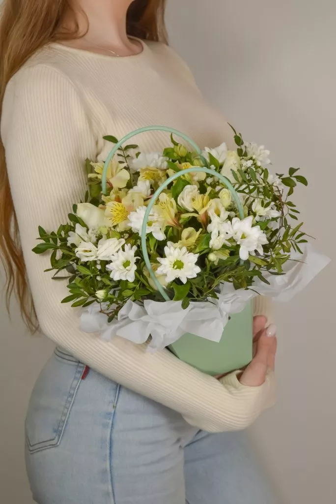 сумочка с цветами альстромерия, хризантемы