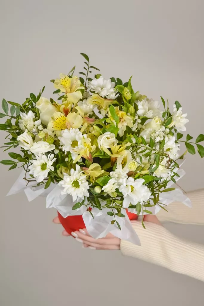 красная коробка с хризантемой ромашкой и альстромериями