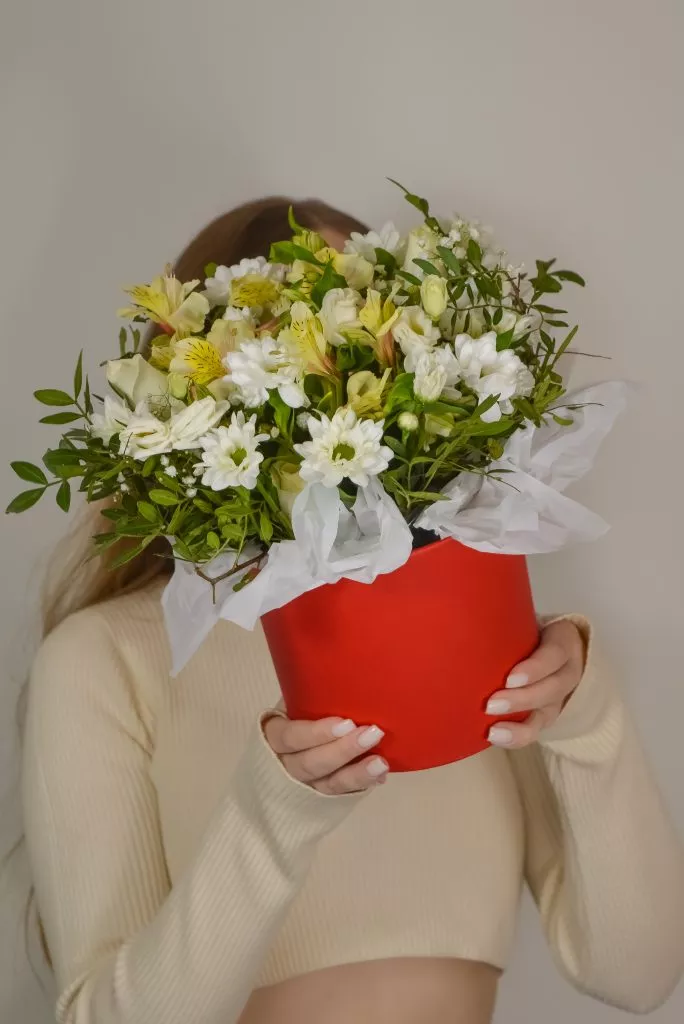 красная коробка с хризантемой ромашкой и альстромериями