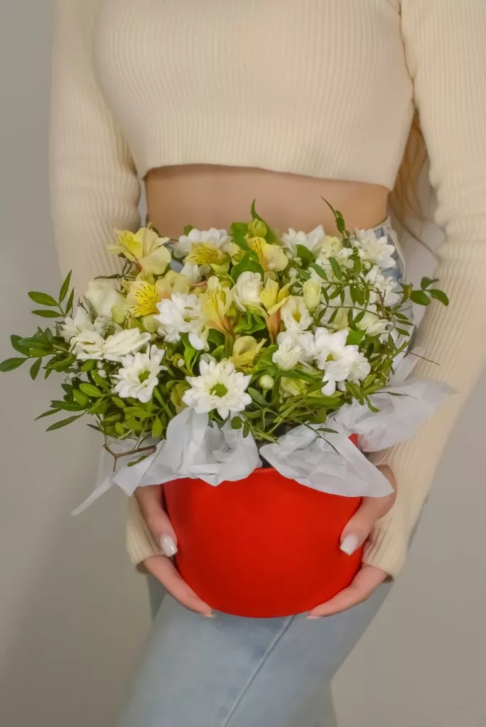 красная коробка с хризантемой ромашкой и альстромериями