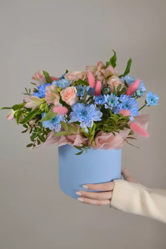 коробка шляпная голубая с цветами , альстромерия хризантема голубая