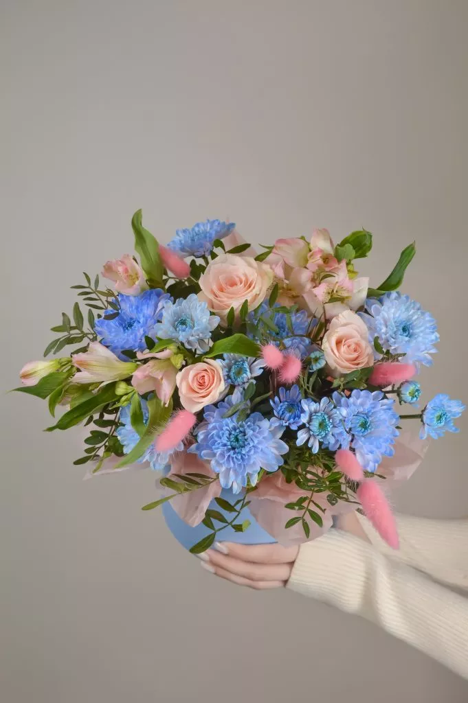 коробка шляпная голубая с цветами , альстромерия хризантема голубая