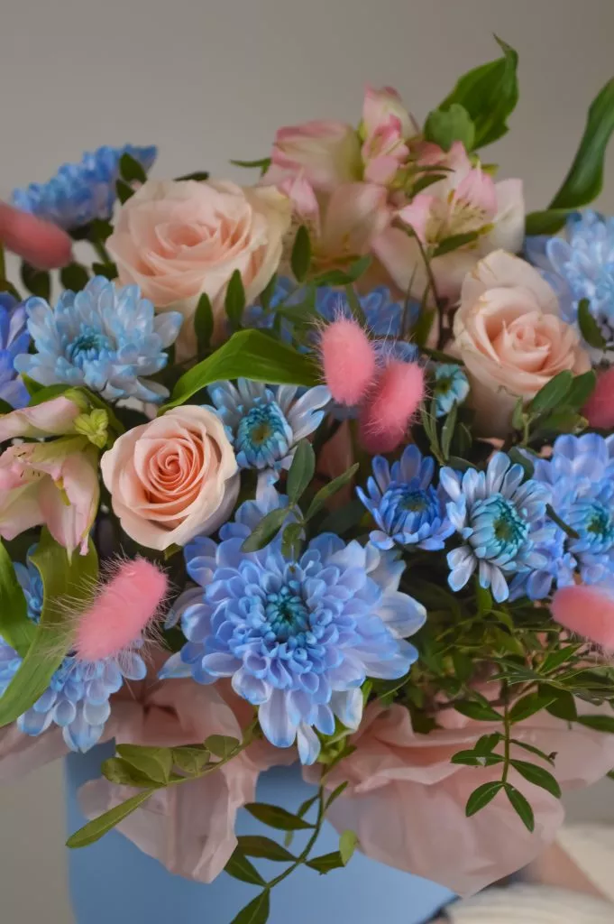 коробка шляпная голубая с цветами , альстромерия хризантема голубая