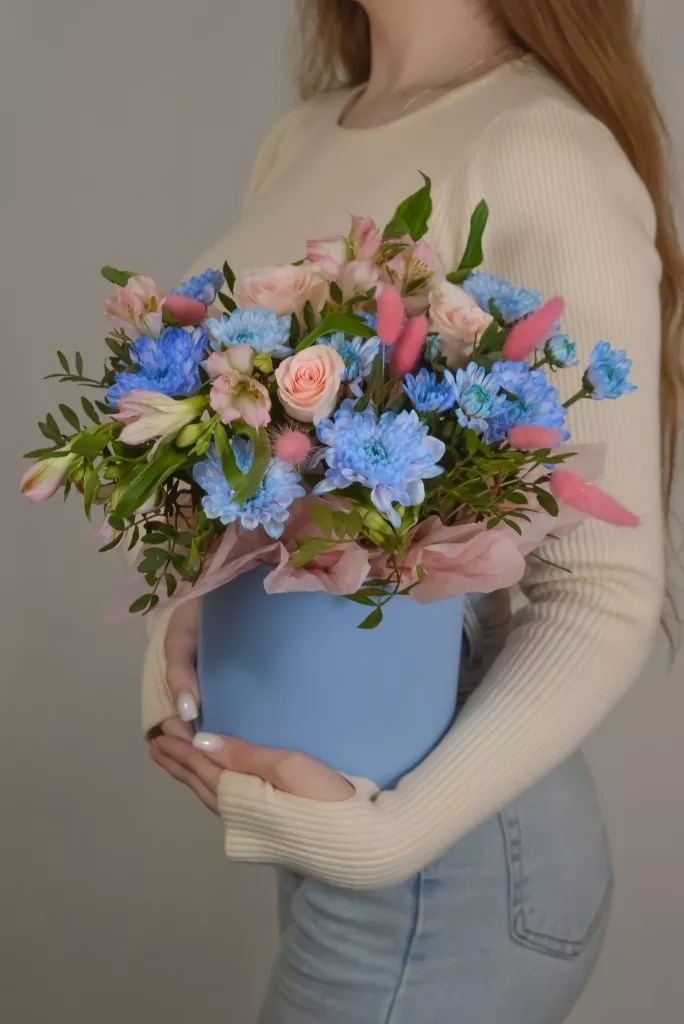 коробка шляпная голубая с цветами , альстромерия хризантема голубая