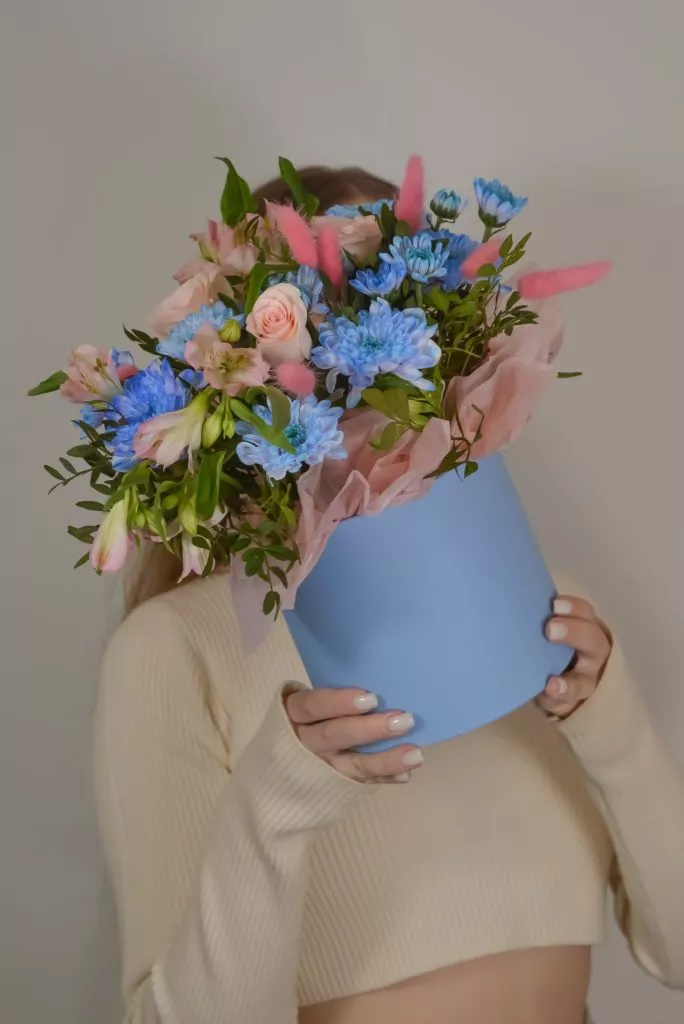 коробка шляпная голубая с цветами , альстромерия хризантема голубая