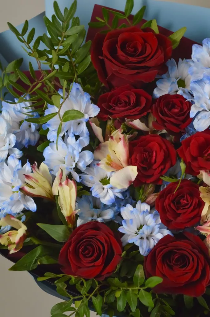 букет микс красно-синий голубой
