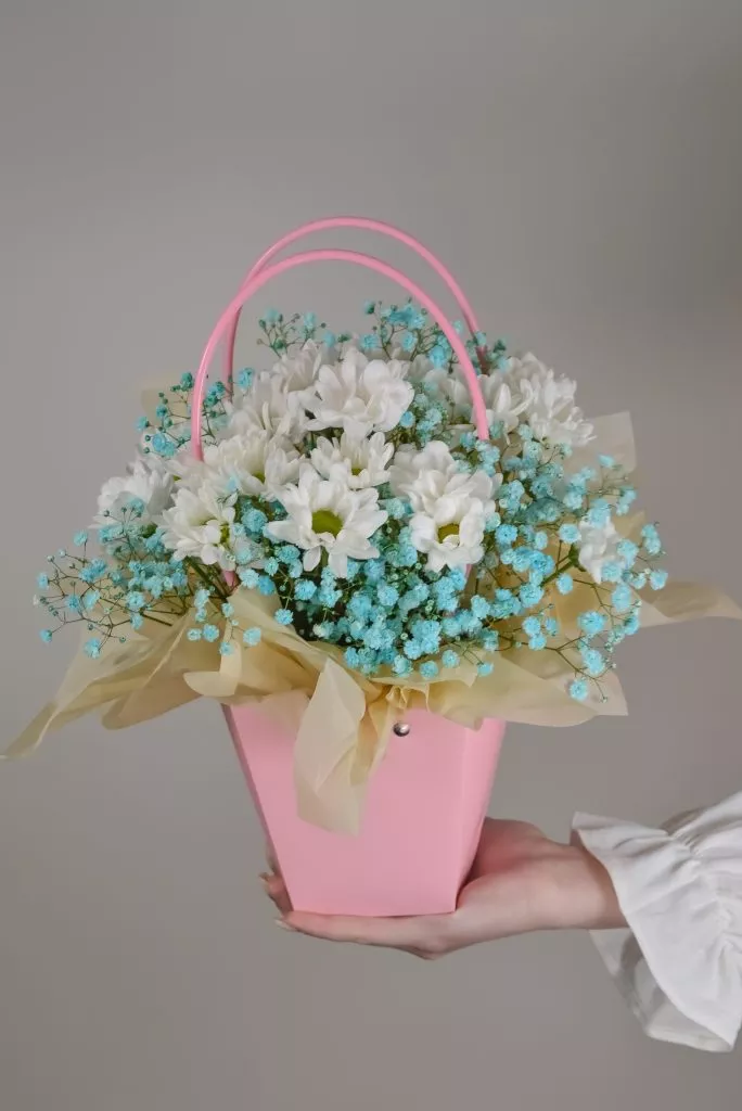 Композиция в розовой сумочке с голубыми цветами