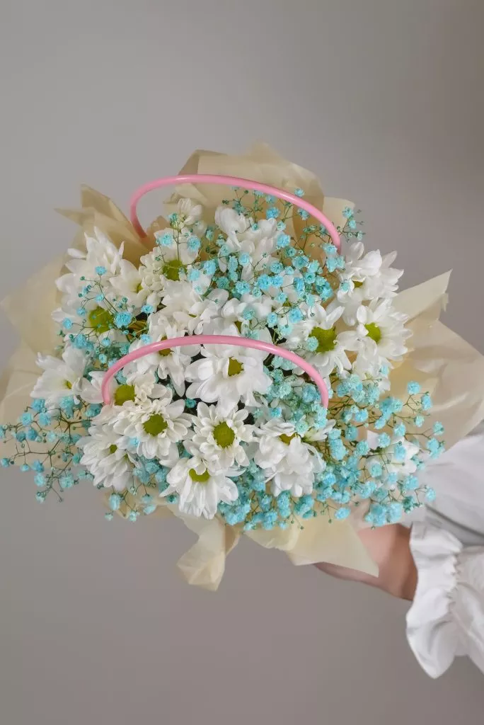 Композиция в розовой сумочке с голубыми цветами