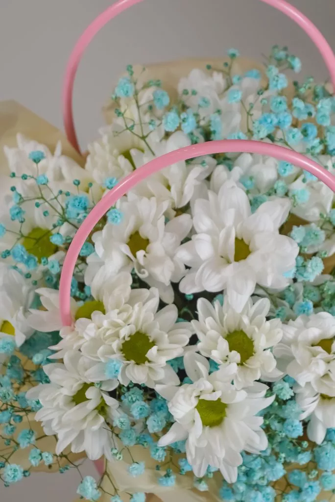 Композиция в розовой сумочке с голубыми цветами