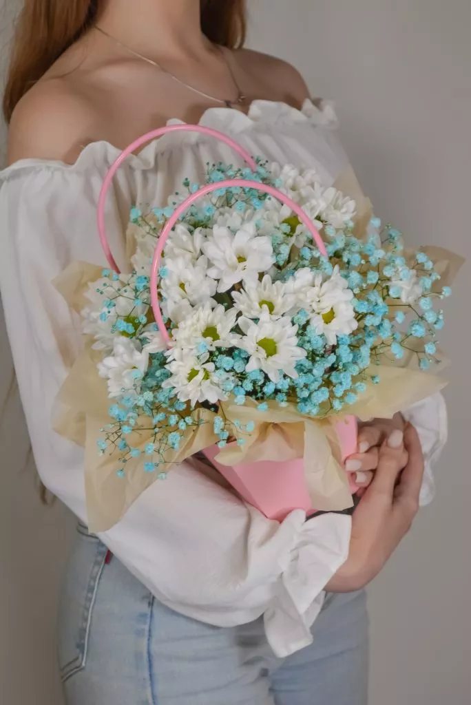 Композиция в розовой сумочке с голубыми цветами