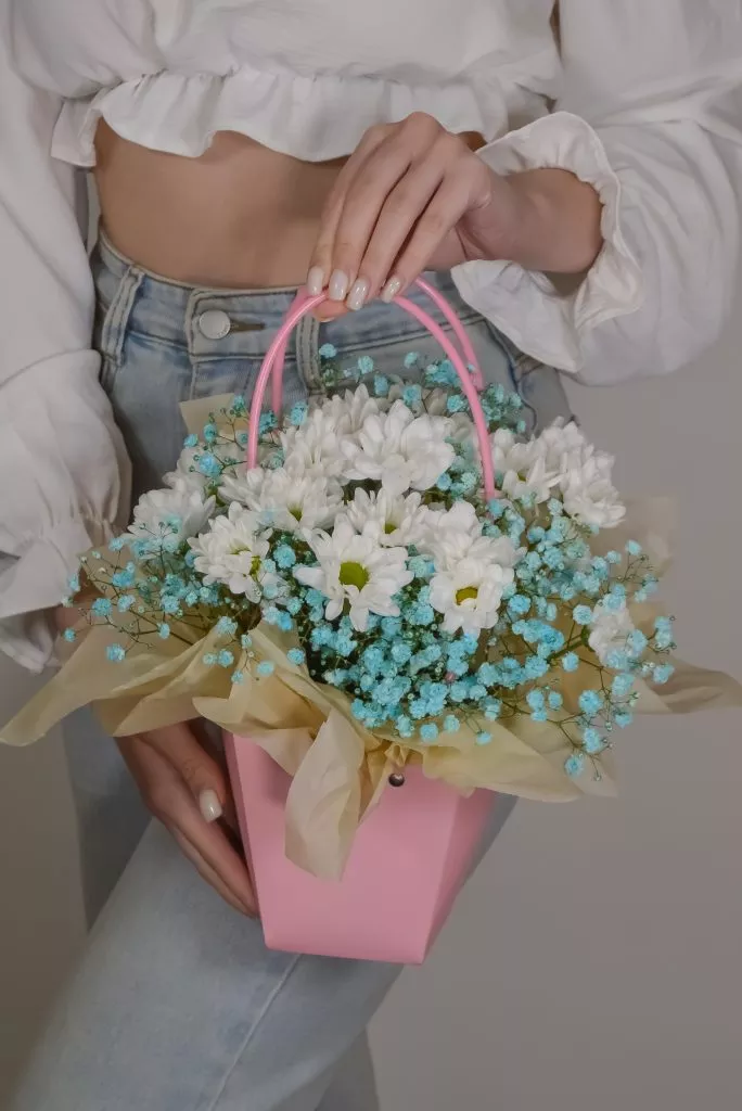 Композиция в розовой сумочке с голубыми цветами