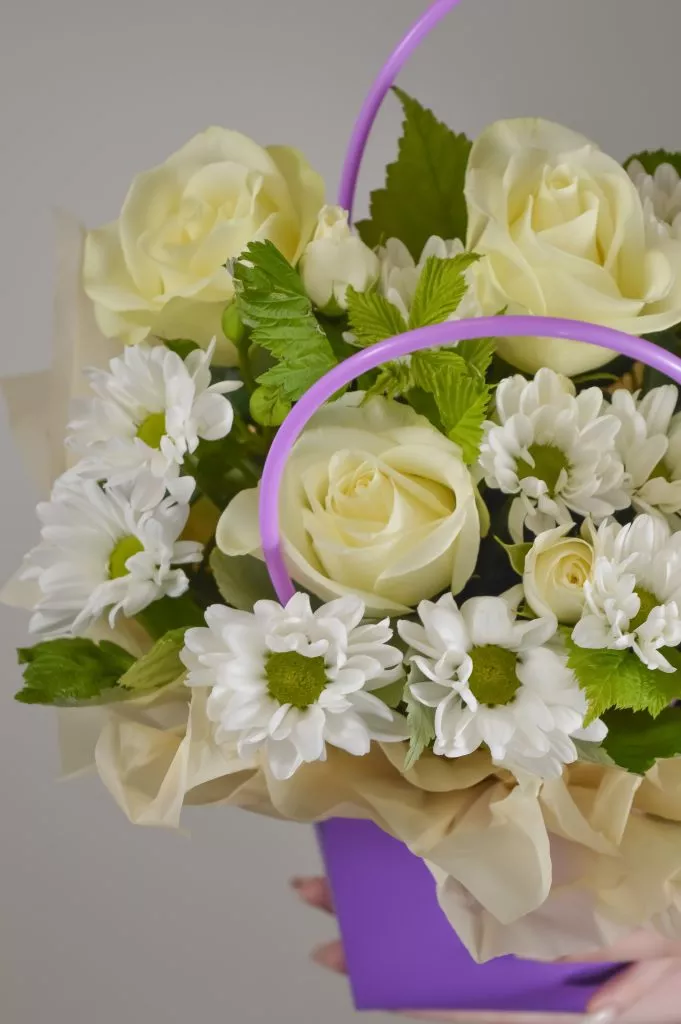 сумочка с цветами фиолетовая с белыми цветами