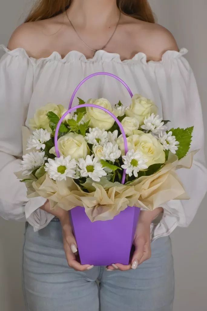 сумочка с цветами фиолетовая с белыми цветами