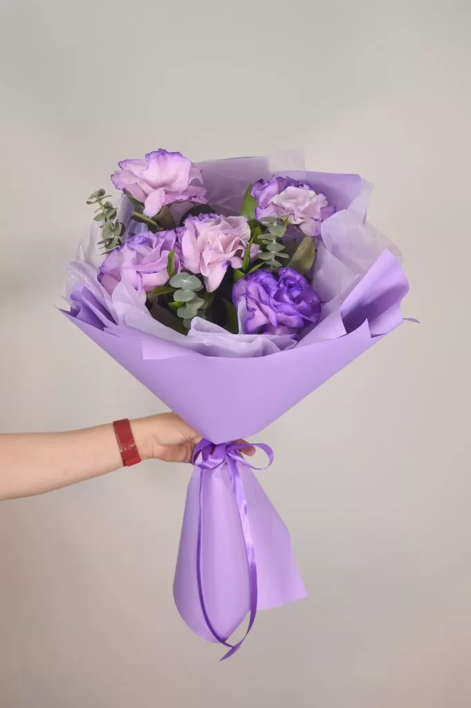 Роза 60 см фиолетового цвета 5шт ,эвкалипт в оформлении под ленту