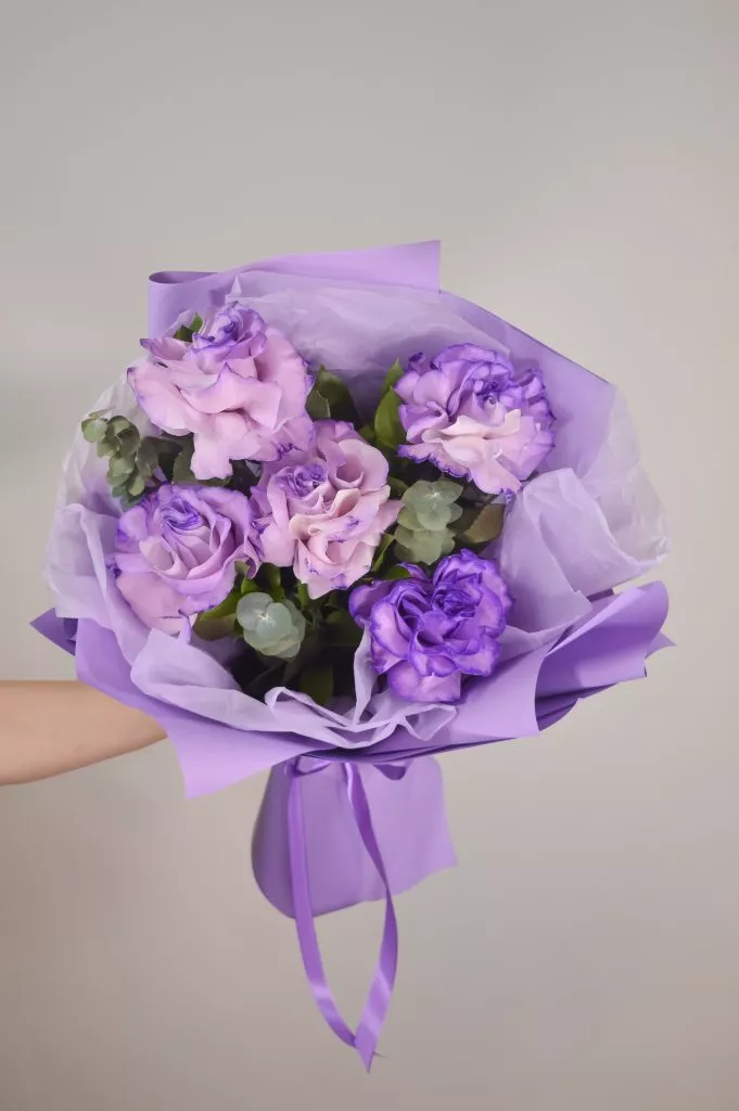 Роза 60 см фиолетового цвета 5шт ,эвкалипт в оформлении под ленту