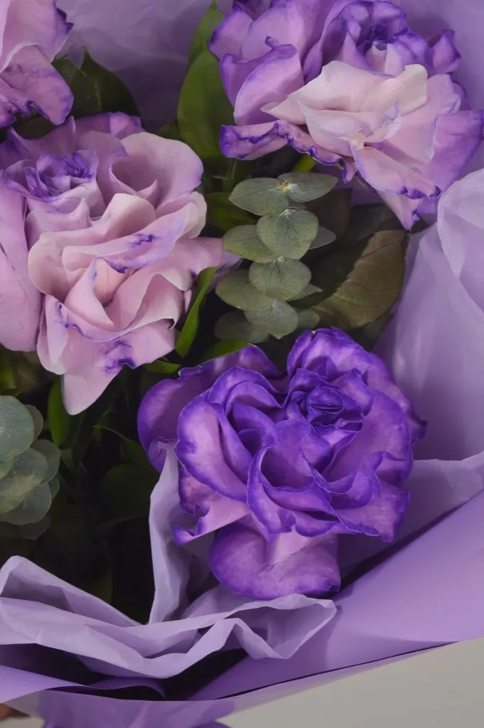 Роза 60 см фиолетового цвета 5шт ,эвкалипт в оформлении под ленту