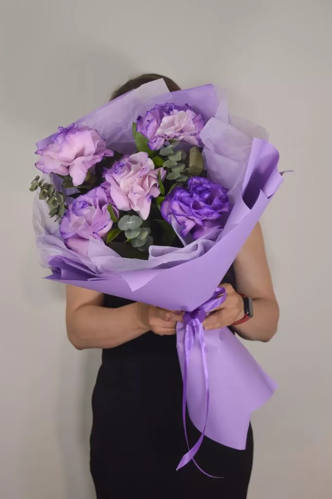 Роза 60 см фиолетового цвета 5шт ,эвкалипт в оформлении под ленту