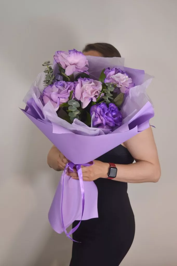 Роза 60 см фиолетового цвета 5шт ,эвкалипт в оформлении под ленту