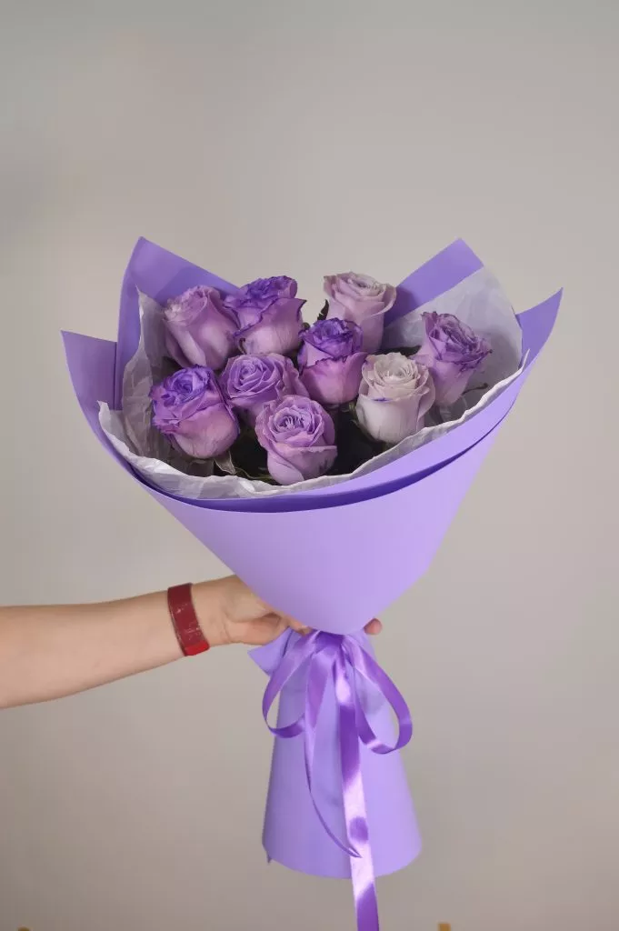 Роза 60 см фиолетового цвета 9шт в оформлении под ленту