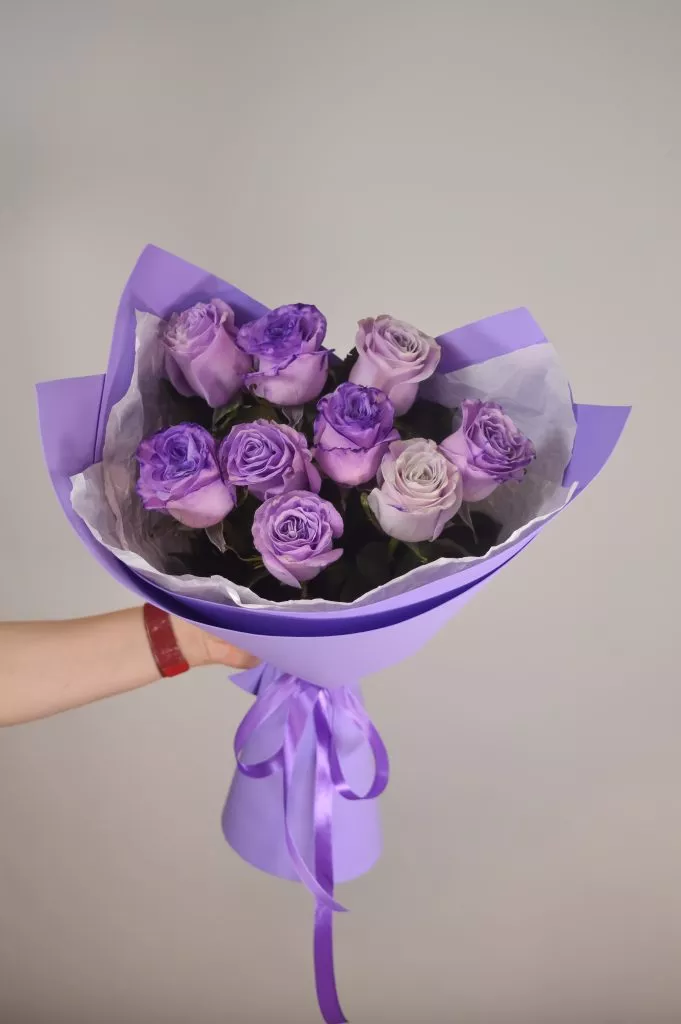 Роза 60 см фиолетового цвета 9шт в оформлении под ленту