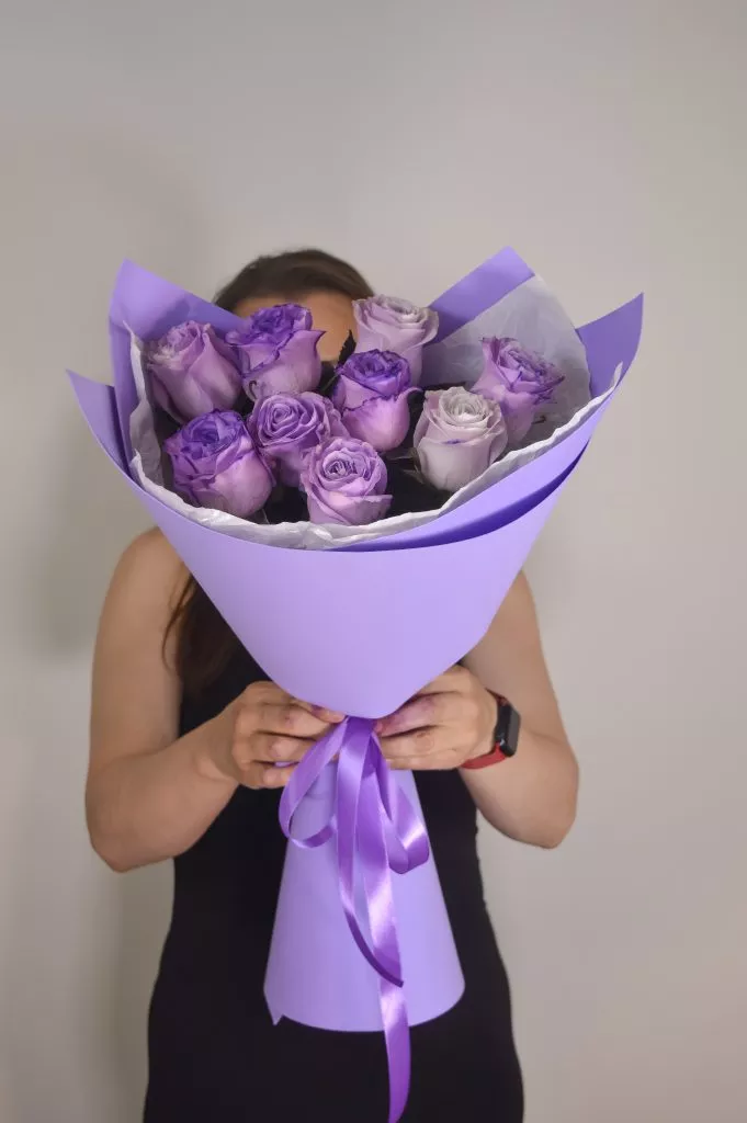 Роза 60 см фиолетового цвета 9шт в оформлении под ленту