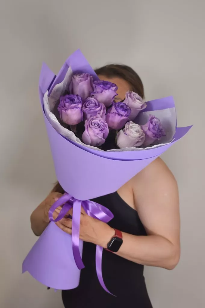 Роза 60 см фиолетового цвета 9шт в оформлении под ленту