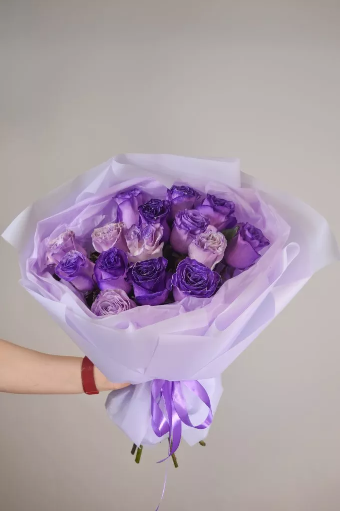 Роза 60 см фиолетового цвета 15шт в оформлении под ленту