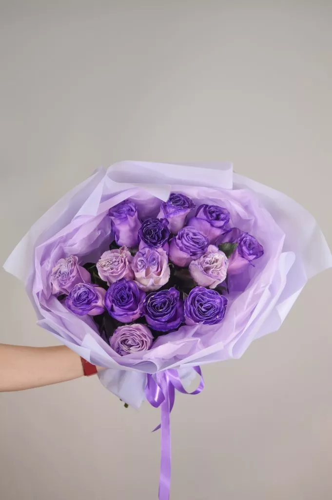 Роза 60 см фиолетового цвета 15шт в оформлении под ленту
